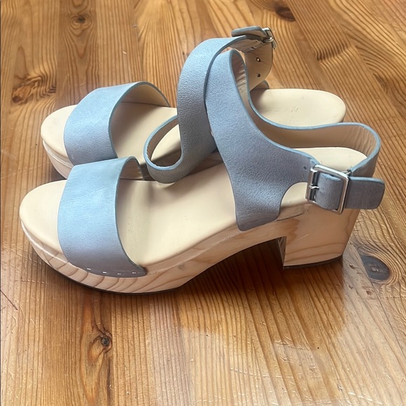 Nisolo Gray Leather Sandals with Chic Elevation on wooden platform. - Picture 4 of 11